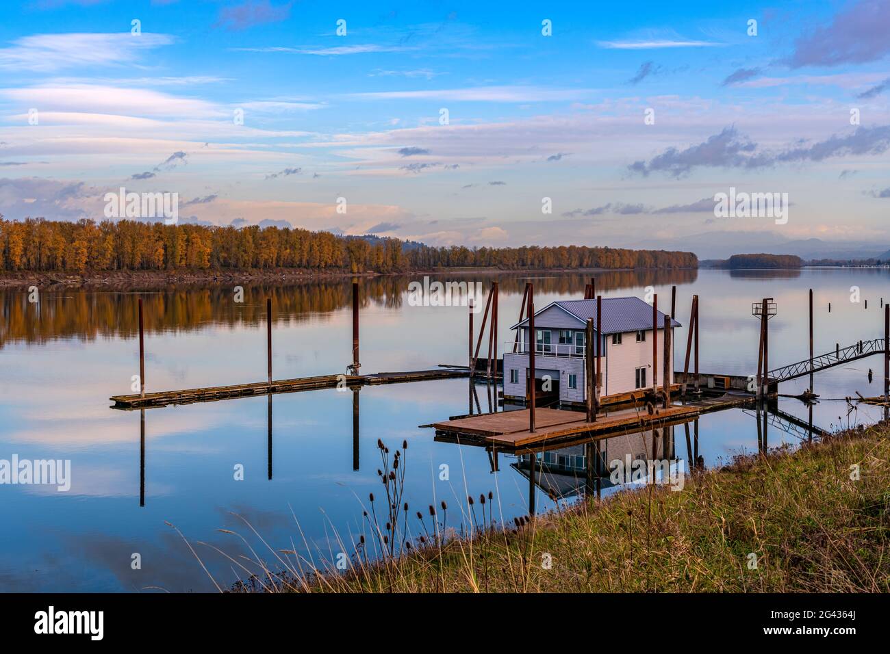Landschaft mit Steg und Haus am Flussufer, Portland, Oregon, USA Stockfoto