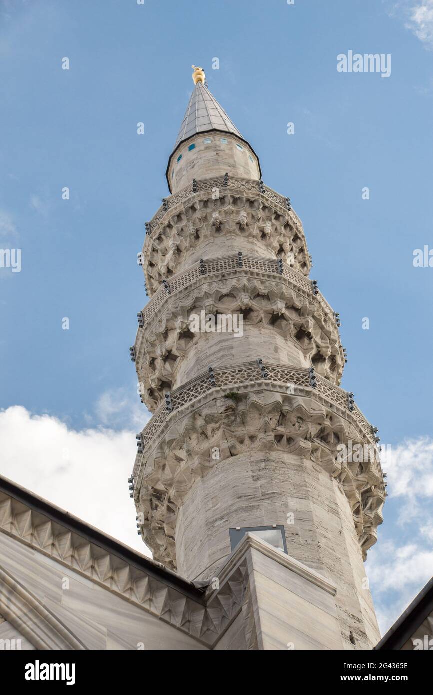Minarett osmanischer Moscheen im Blick Stockfoto