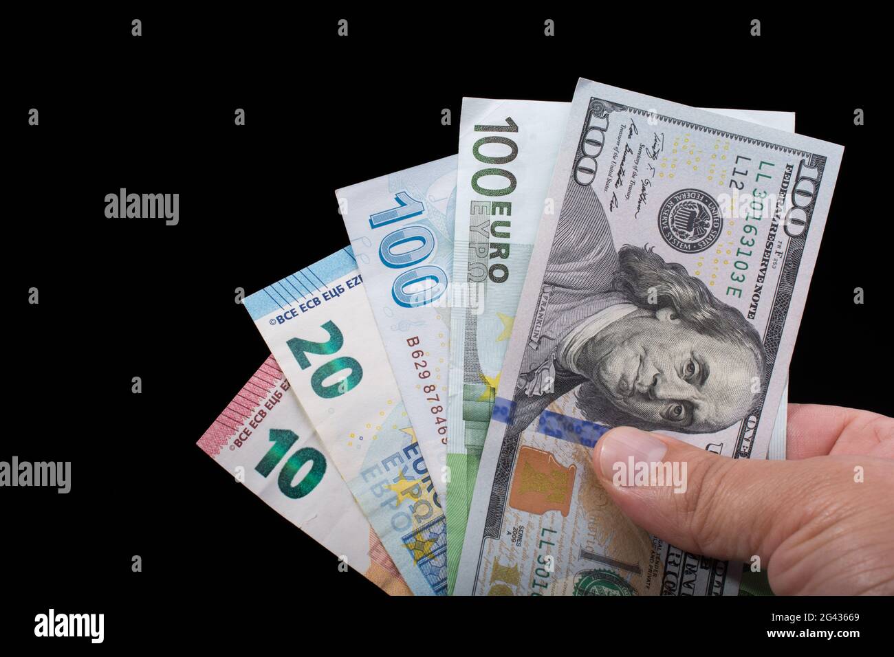 Hand hält amerikanischen Dollar isoliert auf schwarzem Hintergrund Stockfoto