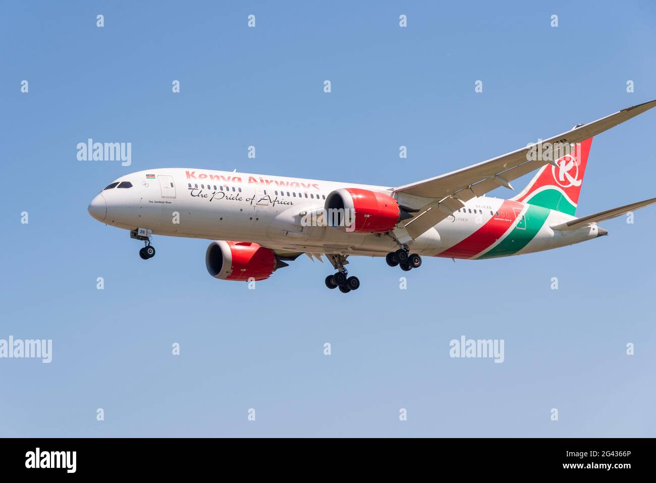 Kenya Airways Boeing 787 Dreamliner Jet-Flugzeug landete am Flughafen London Heathrow, Großbritannien, in blauem Himmel während der COVID 19 Pandemie Lockerung der Sperrung Stockfoto