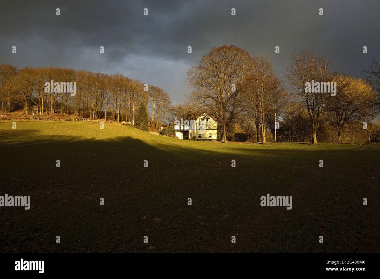 Dramatisches Wetter am Abend, Hueckingen, Altena, Sauerland, Deutschland, Europa Stockfoto