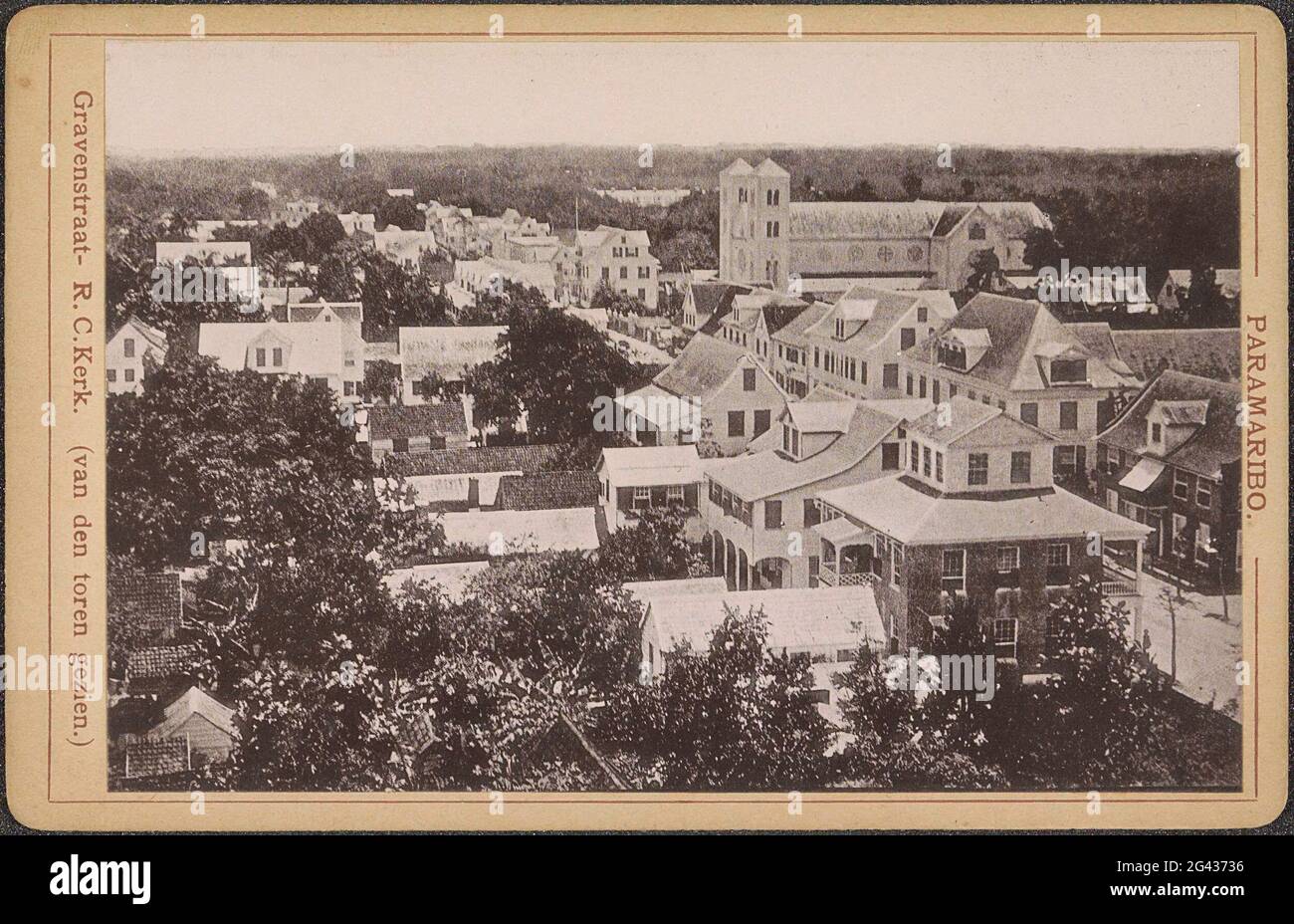 Blick auf die Gravenstraat und St. Petrus und Pauluskerk in Paramaribo von einem Turm; Paramaribo. Gravenstraat – kirche des r.c. (Van den Tower gesehen.) Teil des Fotoalbums mit Sehenswürdigkeiten in Paramaribo. Stockfoto