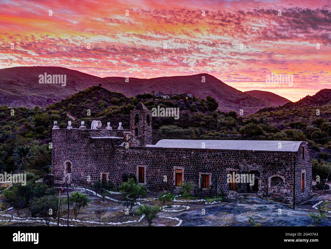 Übersicht über den Bau der Mission Santa Rosalia de Mulege bei Sonnenuntergang, Mulege, Baja California Sur, Mexiko Stockfoto