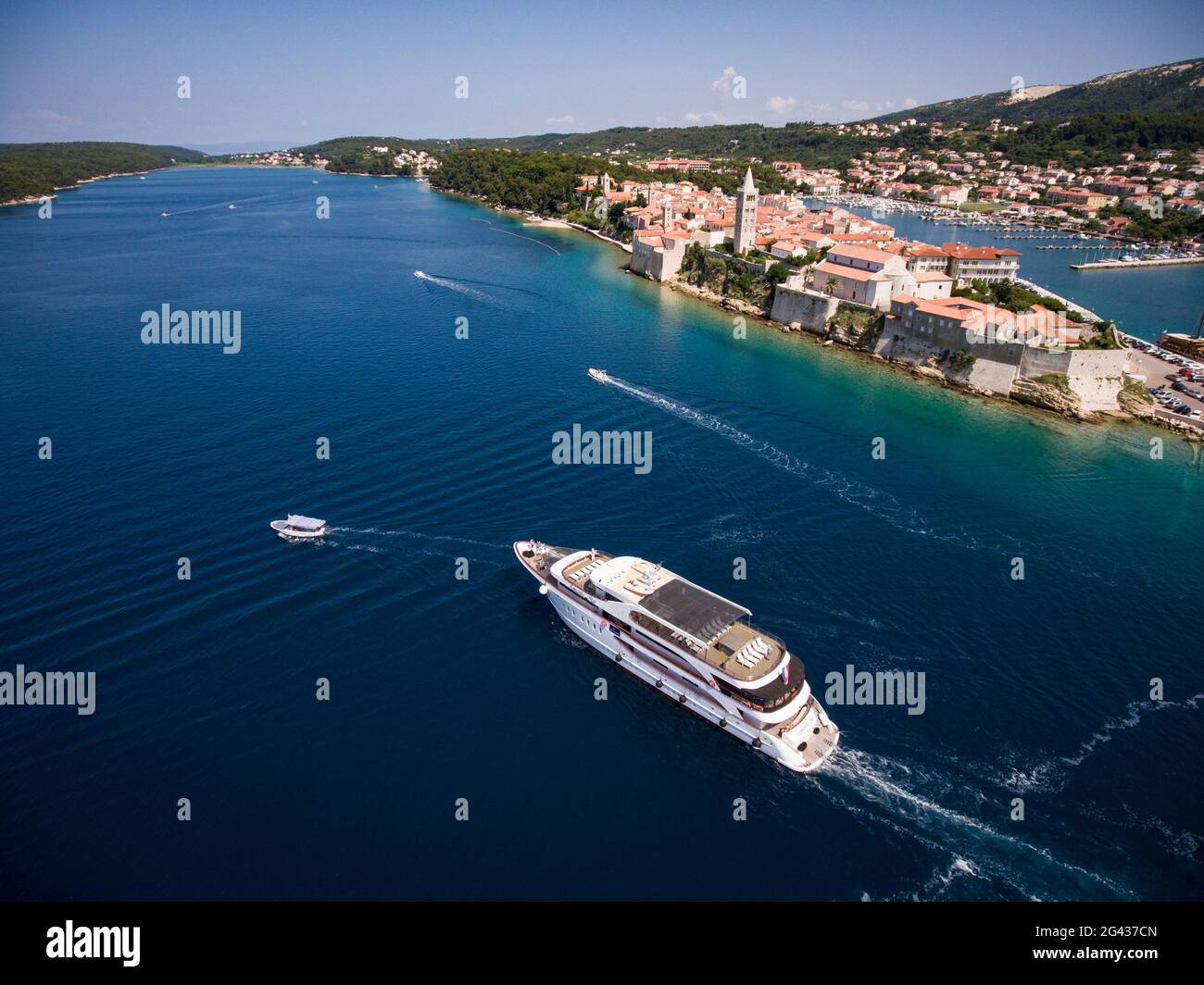 Luftaufnahme des Kreuzfahrtschiffs MS Romantic Star mit Stadt dahinter, in der Nähe von Rabac, Istrien, Kroatien, Europa Stockfoto