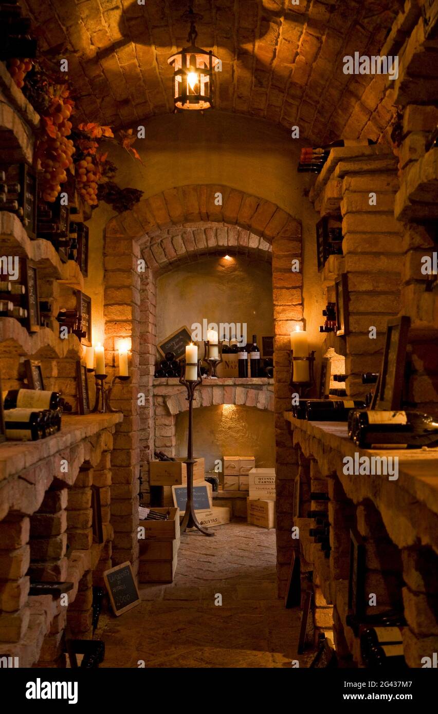 Der Innenraum eines portugiesischen Weingutes aus Backstein. Stockfoto