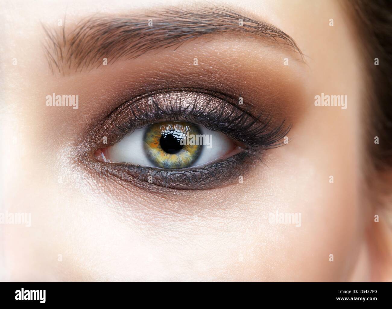 Nahaufnahme eines weiblichen menschlichen Auges mit rosa Augen, Schatten Stockfoto