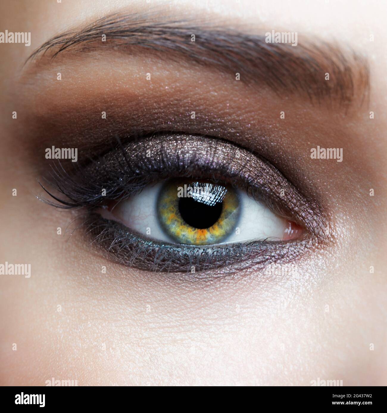 Nahaufnahme eines weiblichen menschlichen Auges mit rosa Augen, Schatten Stockfoto