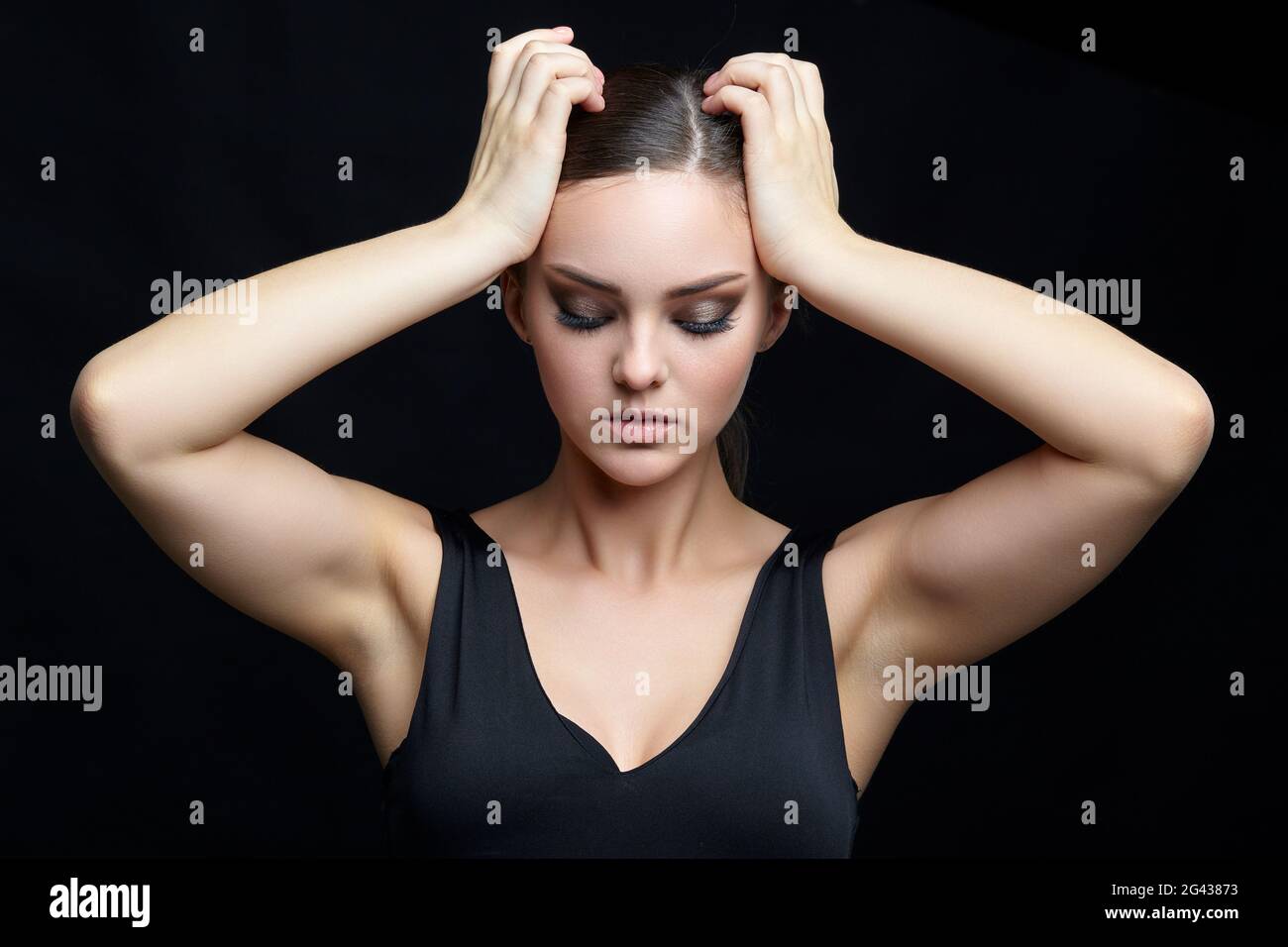 Schönheitsporträt der jungen Frau. Brunette Mädchen mit Abend weibliche Make -up und schwarzes Kleid Stockfotografie - Alamy