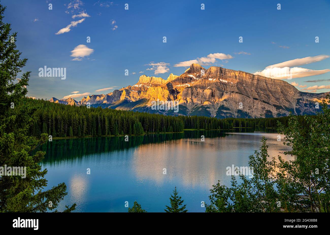 Landschaft mit Bergen und zwei Jack Lake, Banff National Park, Alberta, Kanada Stockfoto