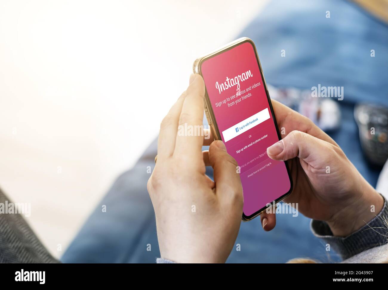 Rom, Italien, 16. Juni 2021: Frau mit Smartphone und Anmeldeseite der sozialen Instagram-App auf dem Bildschirm. Soziale Netzwerke und Internet. Stockfoto