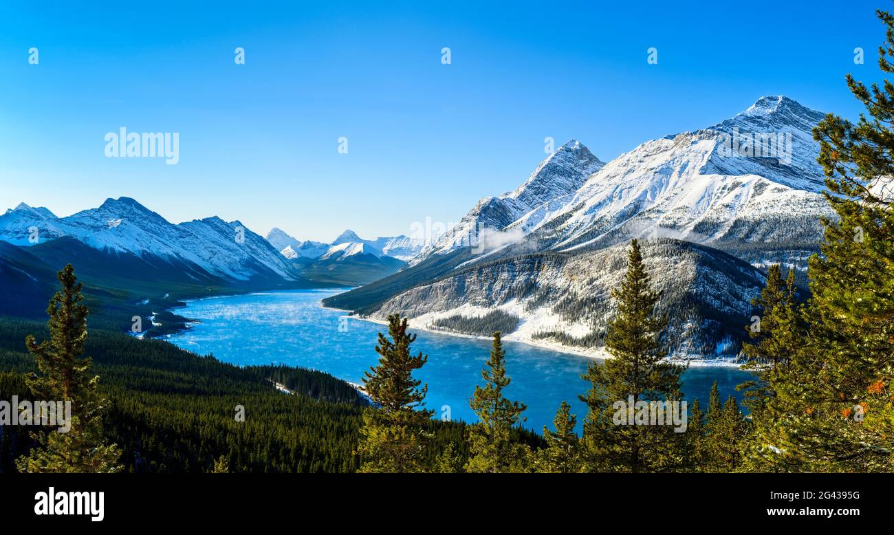 Landschaft mit Wald, Bergen und Spray Lakes Reservoir, Alberta, Kanada Stockfoto