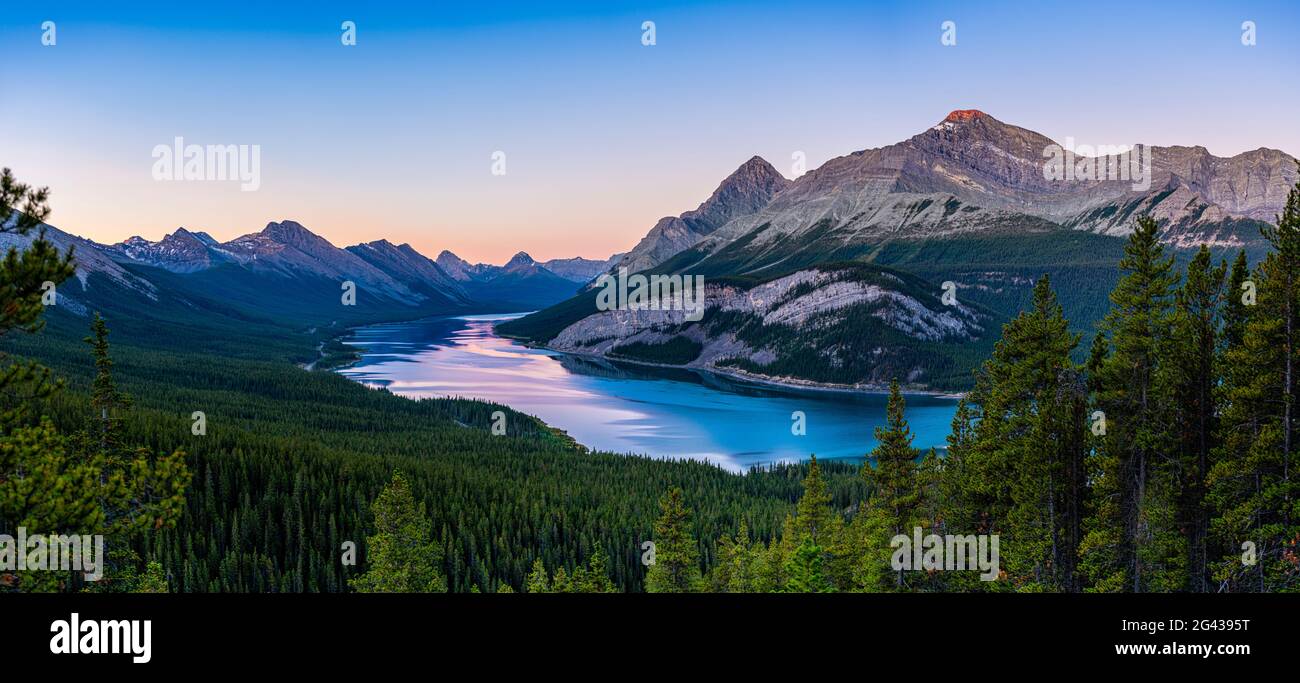 Landschaft mit Wald, Bergen und Spray Lakes Reservoir, Alberta, Kanada Stockfoto