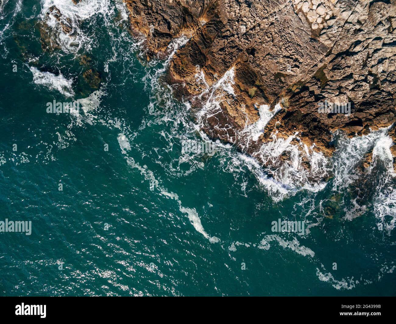 Luftaufnahme von Schaum- und Felswellen. Stockfoto