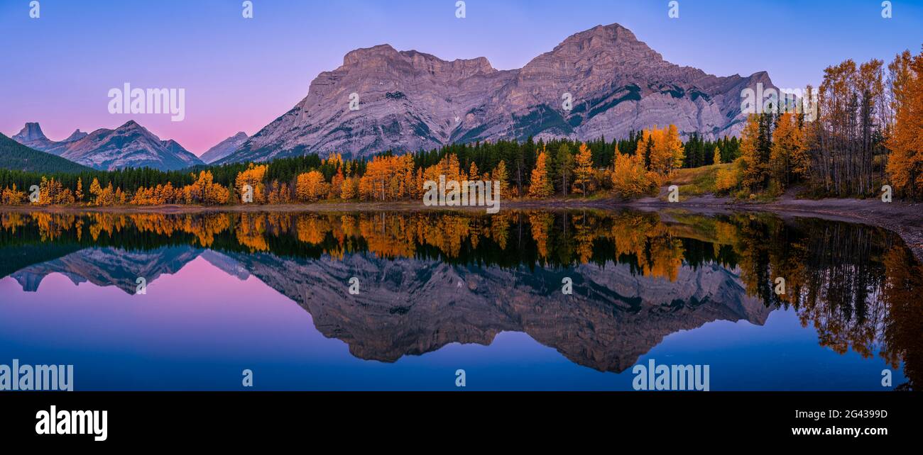 Kanadische Rockies und Waldspiegelungen im Wedge Pond im Herbst, Alberta, Kanada Stockfoto