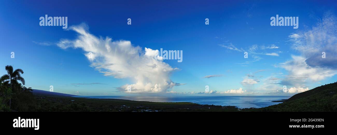 Cumulus-Wolke und blauer Himmel über der Küste des Pazifischen Ozeans, South Kona District, Hawaii-Inseln, USA Stockfoto