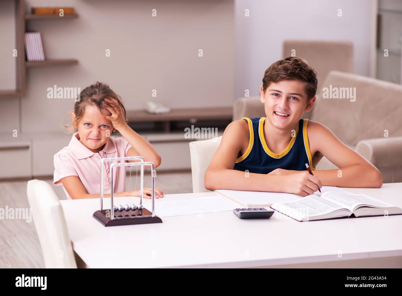 Schuljunge und seine kleine Schwester bleiben während einer Pandemie zu Hause Stockfoto