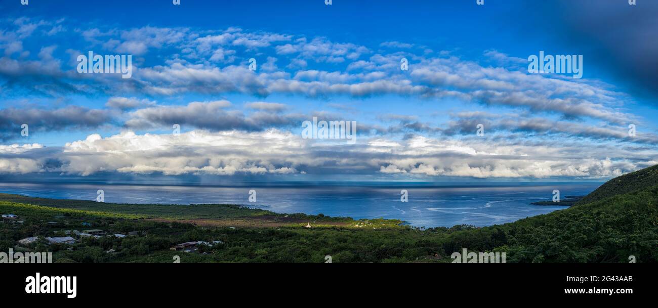 Blauer Himmel und Wolken bei Sonnenaufgang über der Kealakekua Bay, Hawaii-Inseln, USA Stockfoto
