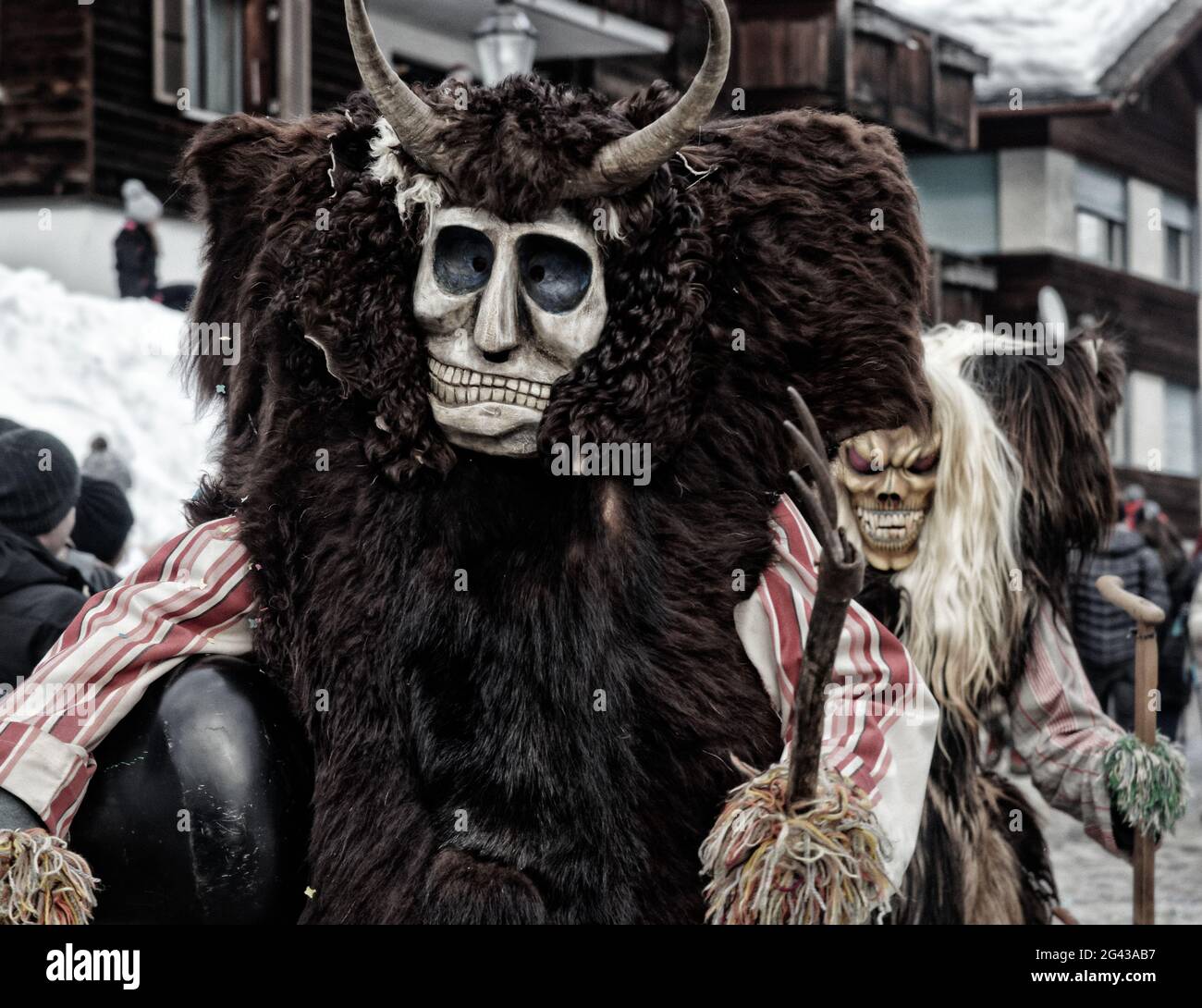 Karnevalsparade der Tschäggättä in Wiler, Lötschental, Wallis, Schweiz. Stockfoto