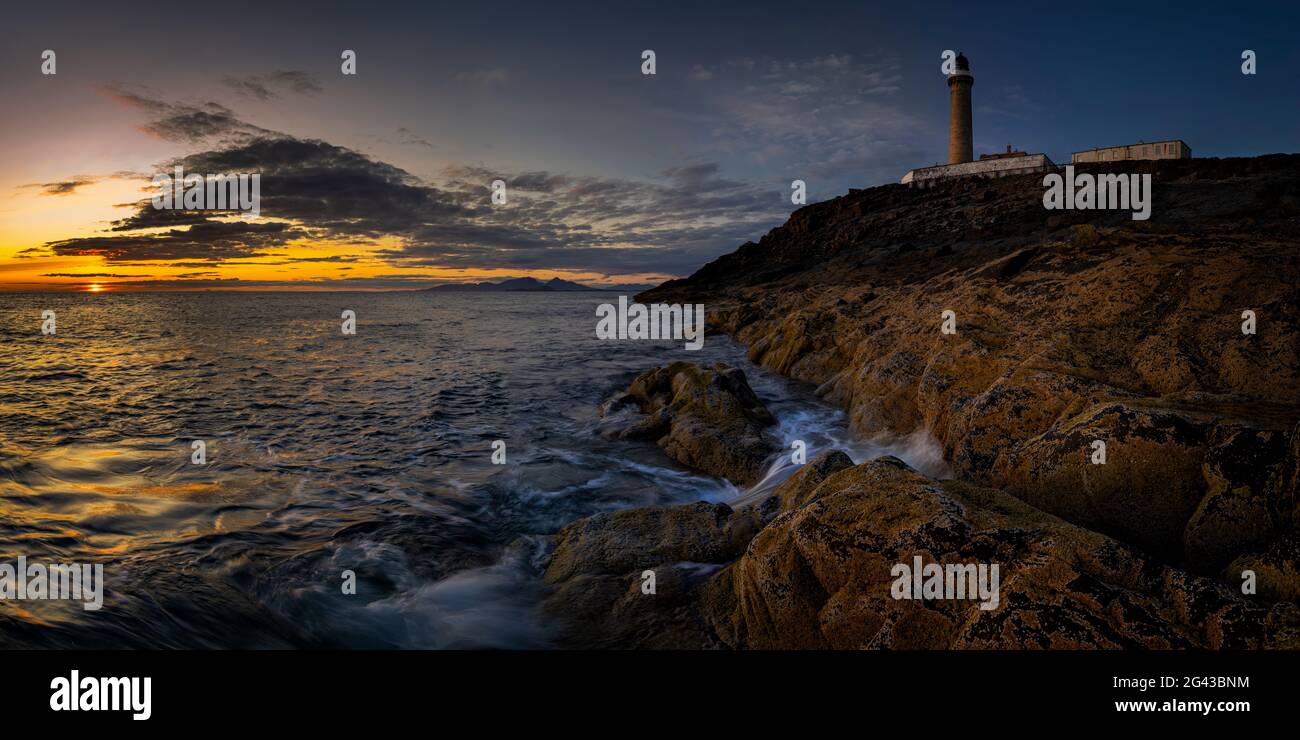 Leuchtturm auf einer Klippe bei Sonnenuntergang, Ardnamurchan Point, Highlands, Schottland, Großbritannien Stockfoto
