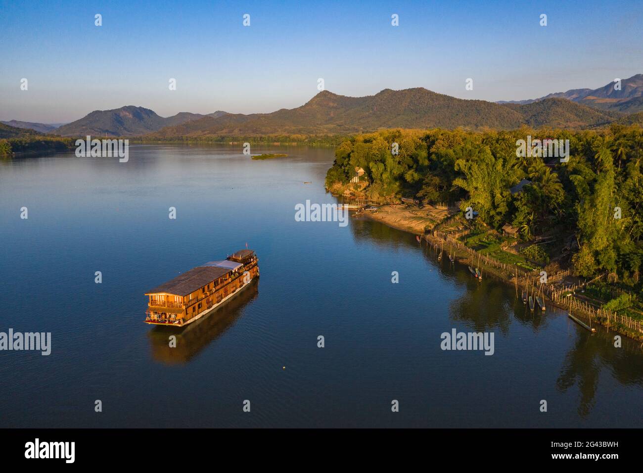 Luftaufnahme des Flusskreuzfahrtschiffes Mekong Sun auf dem Mekong mit Bergen dahinter, Chomphet District, Luang Prabang Province, Laos, Asien Stockfoto