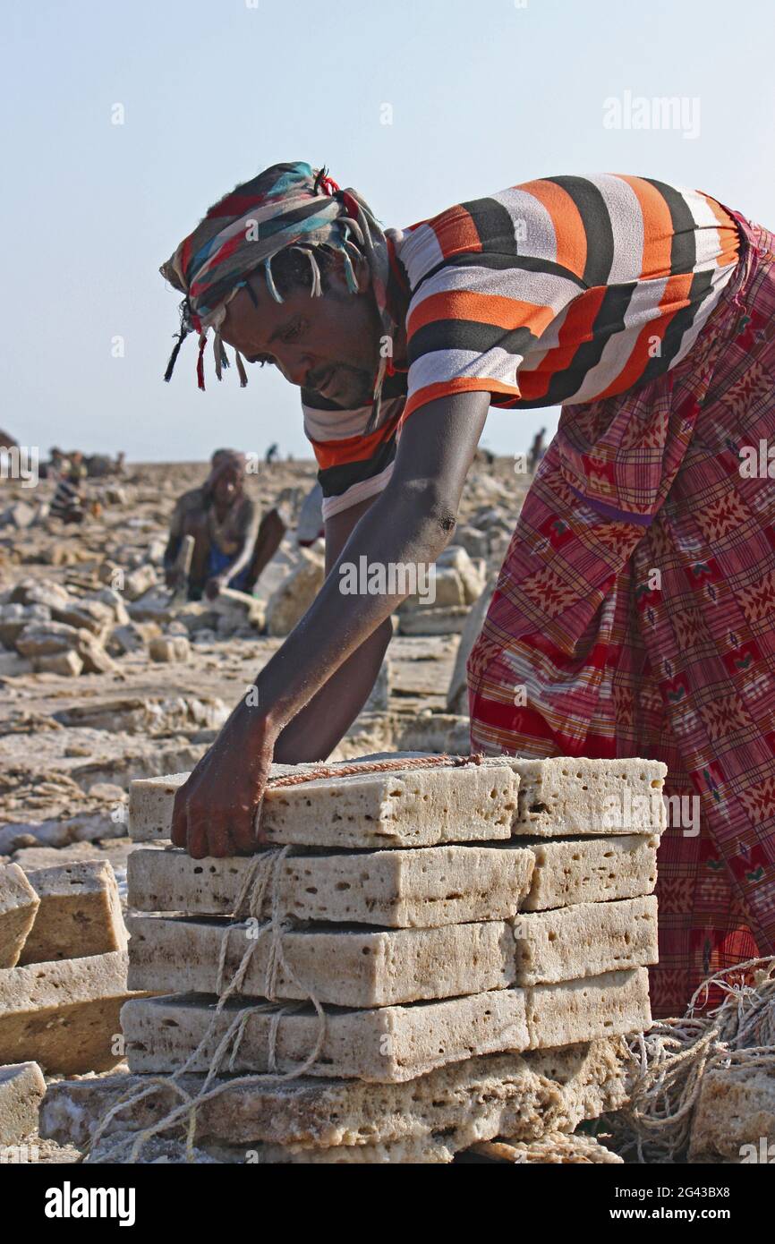 Äthiopien; Afar-Region; Danakil-Wüste; Danakil-Depression; Arbeiter auf den Salzpfannen; Lösen und Verarbeitung der Salzplatten in mühsamer Handarbeit Stockfoto