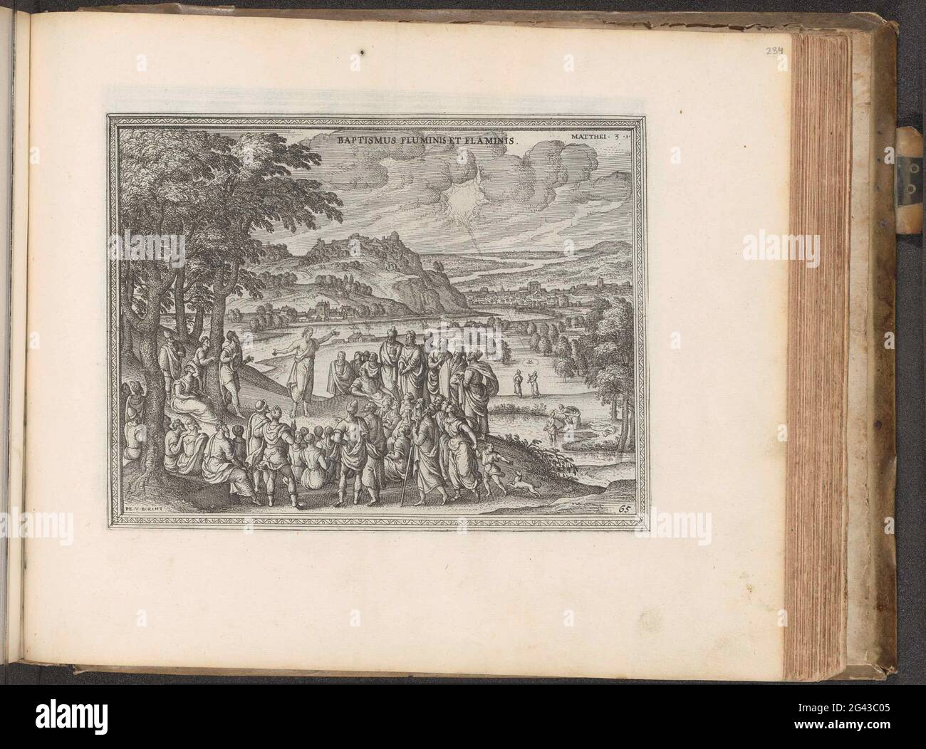 Johannes der Täufer predigt vor der Menge; Baptismus Fluminis et Flaminis; Imagines und Figurae bibliorum; Den Grooten Emblemata Sacra, bestehend aus mehr als vierhundert von Belsche Figuren, so des alten wie des Nieuwen Testaments. Flusslandschaft. Johannes der Täufer steht mitten in einer Menge Zuhörer. Rechts im Hintergrund die Taufe Christi. Christus steht im Jordaan auf den Knien. Johannes gießt Wasser über seinen Kopf (Matt. 3: 7-12). Der Druck ist Teil eines Albums. Stockfoto