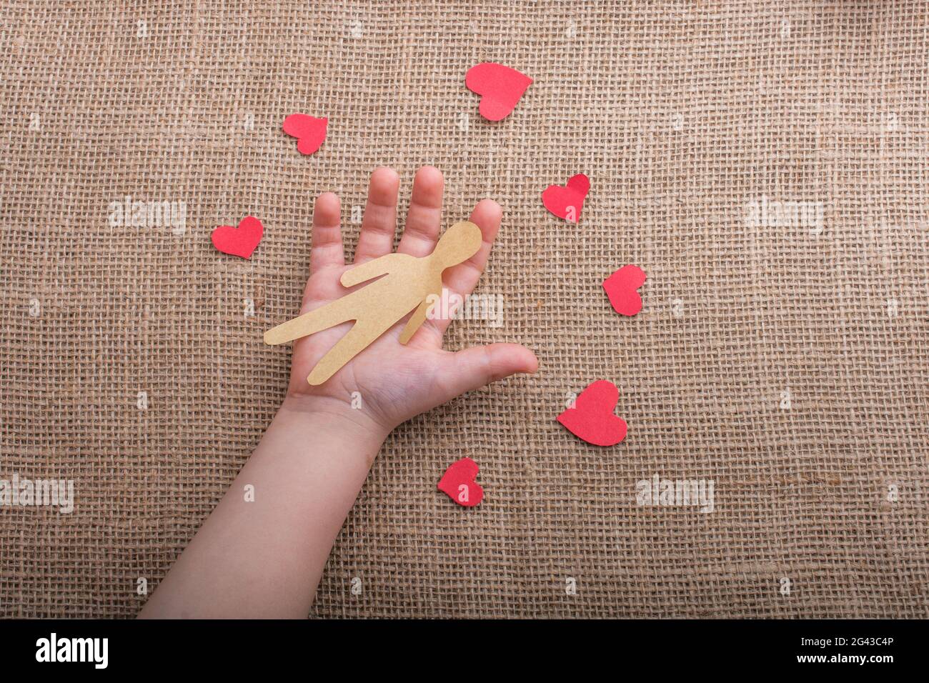 Hand und Papier Herzen und Mann für die Liebe Konzept Stockfoto