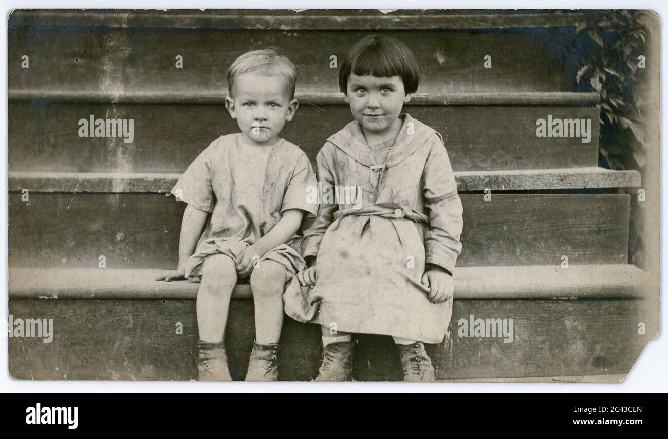 Vintage Black and White, Depression Era Brother und Sister Pose for Camera, PA, USA Stockfoto
