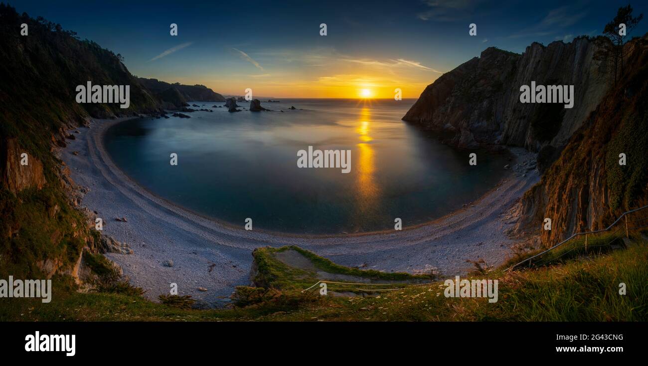 Landschaft mit Strand bei Sonnenuntergang, Playa del Silencio, Asturien, Spanien Stockfoto