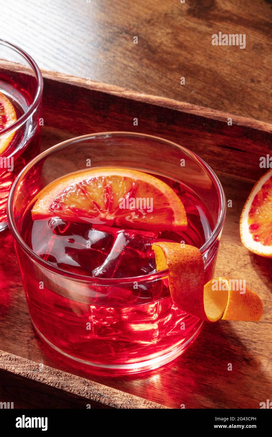 Orangencocktail mit aperol-Nahaufnahme auf einem Holzhintergrund Stockfoto