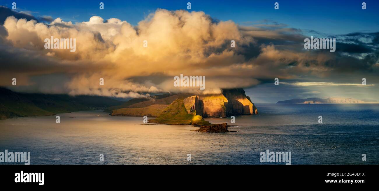 Vagar und Tindholmur Inseln bei Sonnenuntergang, Färöer Inseln, Dänemark Stockfoto