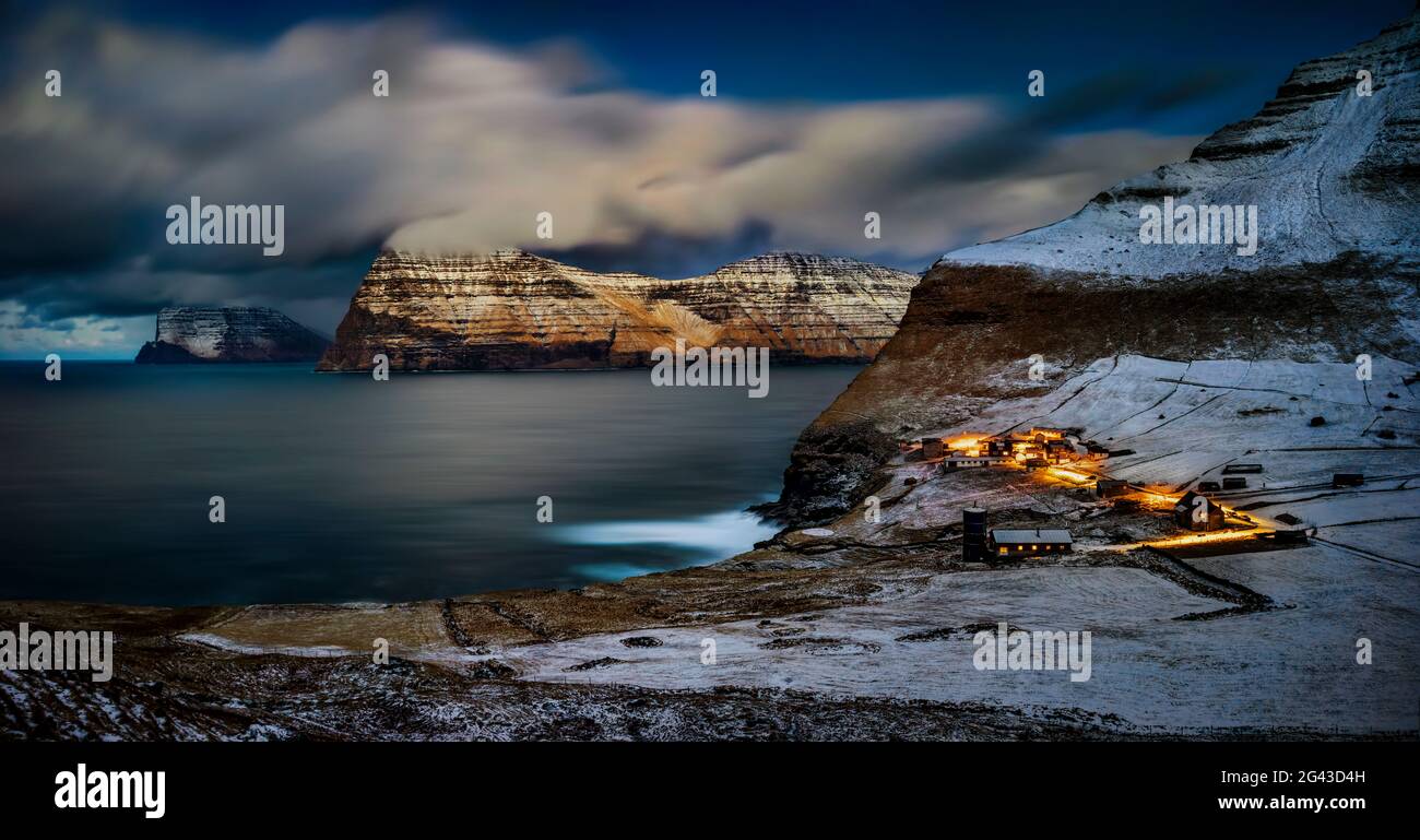 Trollanes Dorf und Küstenklippe im Winter, Kalsoy, Färöer Inseln, Dänemark Stockfoto
