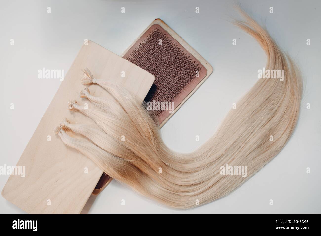 Micro Beads Nano Ring Human Hair Extensions auf weißem Hintergrund Stockfoto