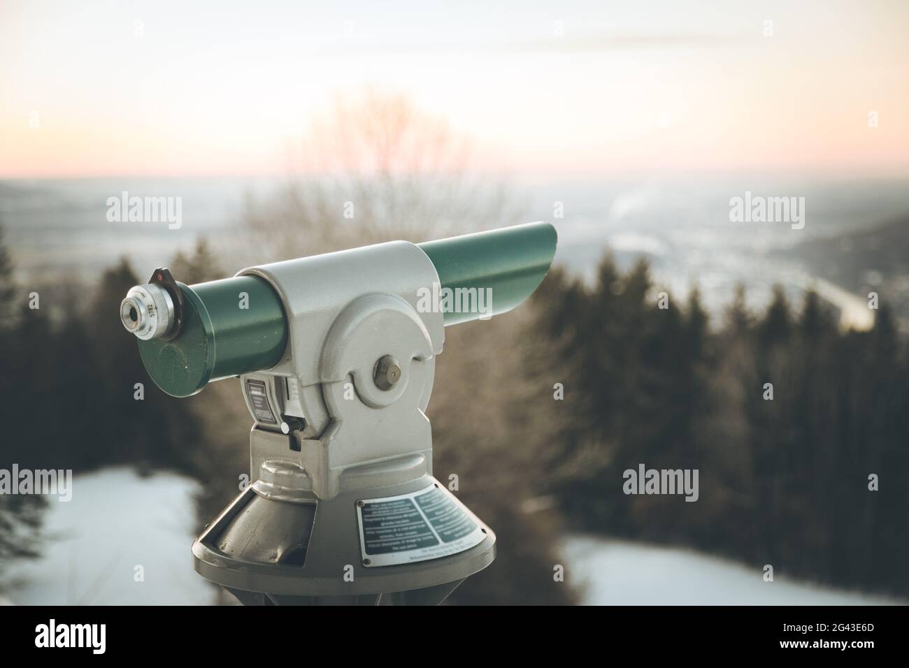 Zukunft und Inspirationskonzept: Touristisches Fernglas, Landschaft im verschwommenen Hintergrund. Winterzeit Stockfoto