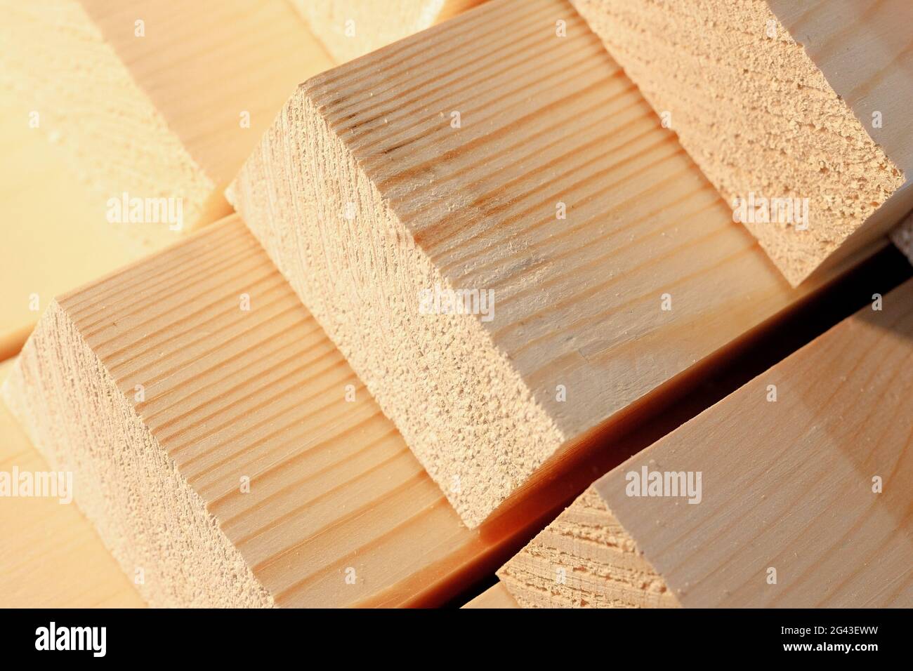 Die Holzstäbe werden in einem Stapel gestapelt. Sägen Trocknen und Vermarktung von Holz. Industrieller Hintergrund. Stockfoto