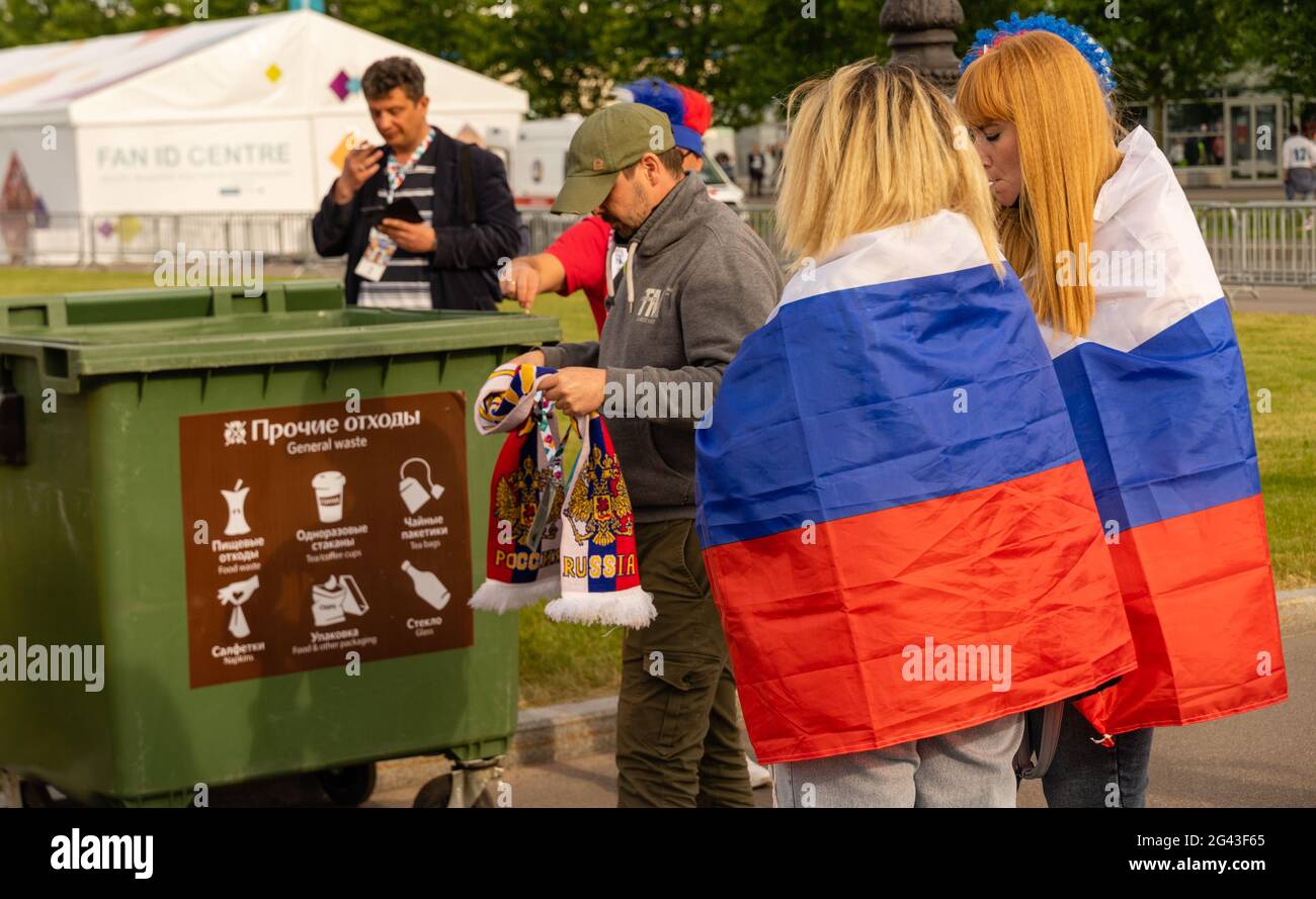 Zwei weibliche Fans der russischen Fußballmannschaft eingewickelt in Nationalflaggen, Backview, St. Petersburg, Russland Stockfoto