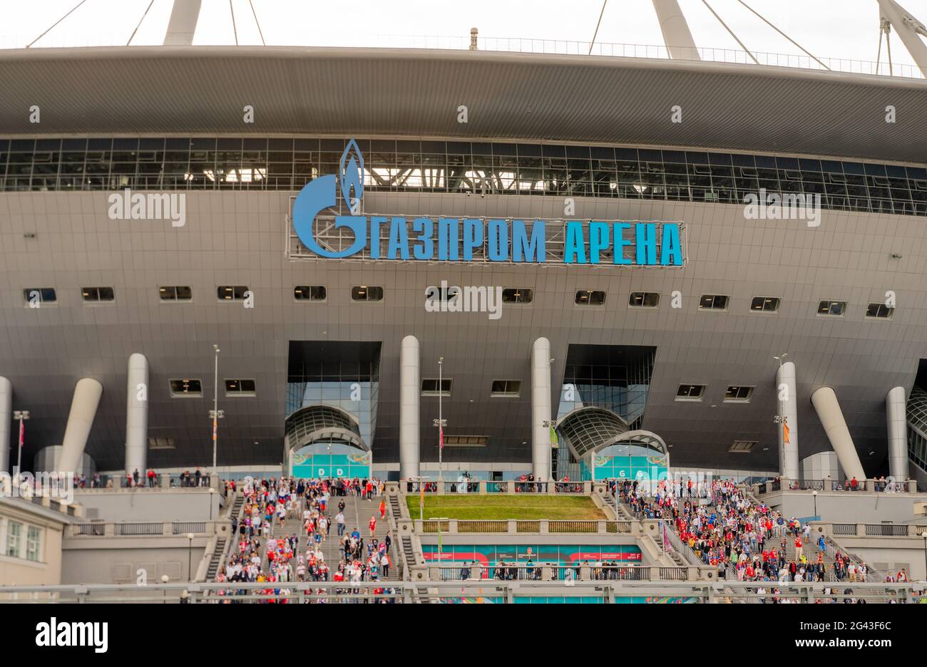 Besucher, die das Stadion der Gazprom Arena nach einem Fußballspiel verlassen, Sankt Petersburg, Russland Stockfoto