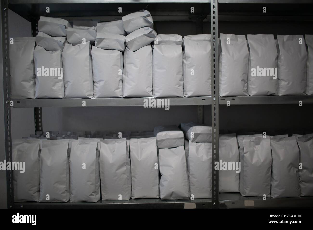 Papiertüten mit weißen, unbeschriftete Etiketten werden für den Verkauf auf dem Ladentisch verpackt Stockfoto