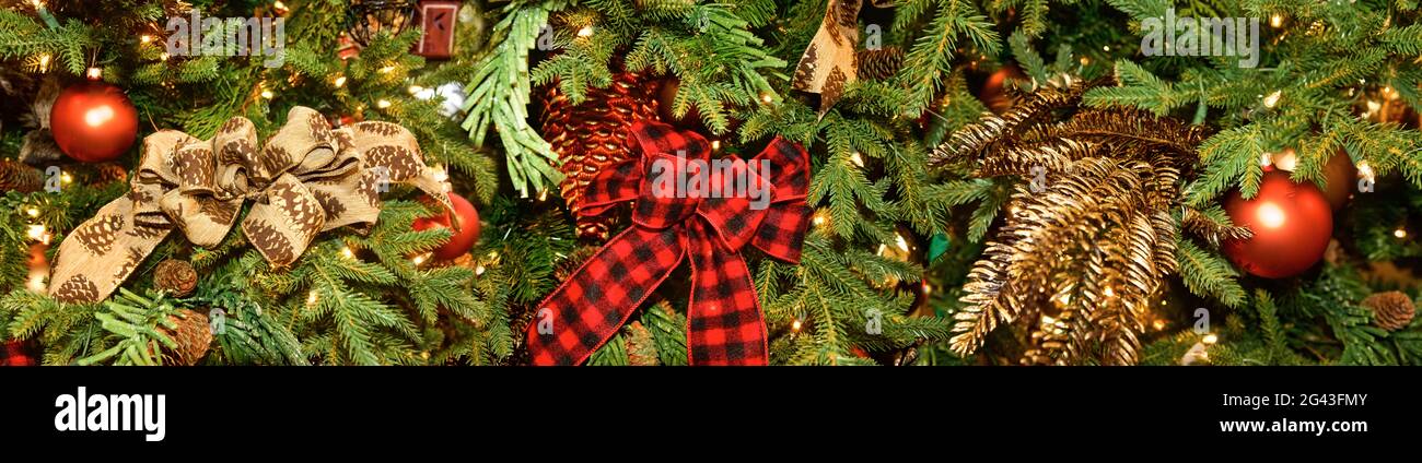 Nahaufnahme der Weihnachtsdekorationen am Baum Stockfoto
