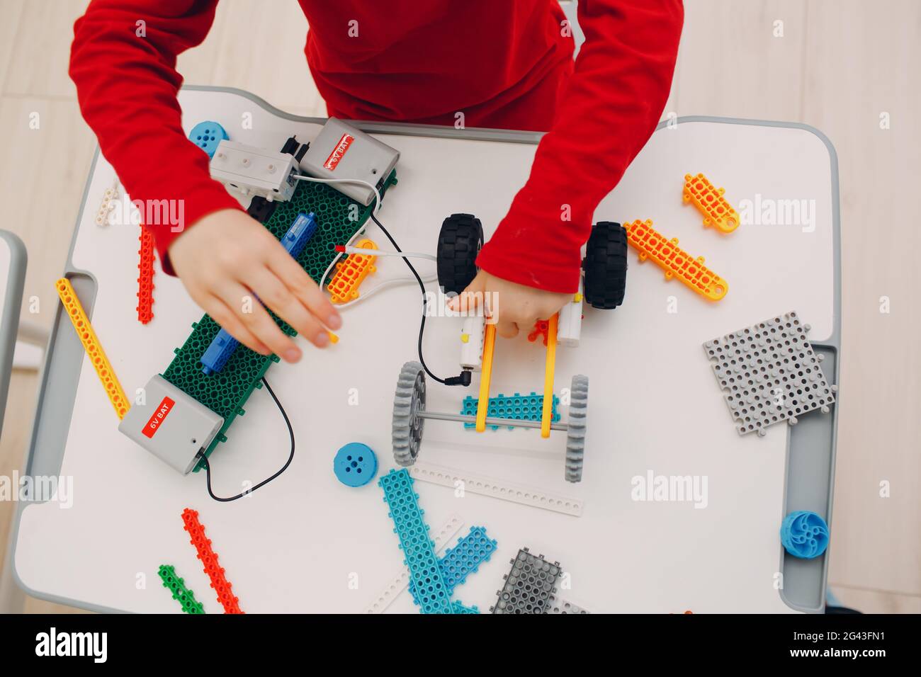 Kleiner Junge Kind Kind Konstruktor Überprüfung technisches Spielzeug.  Kinder Robotics Konstruktor montieren Roboter Stockfotografie - Alamy