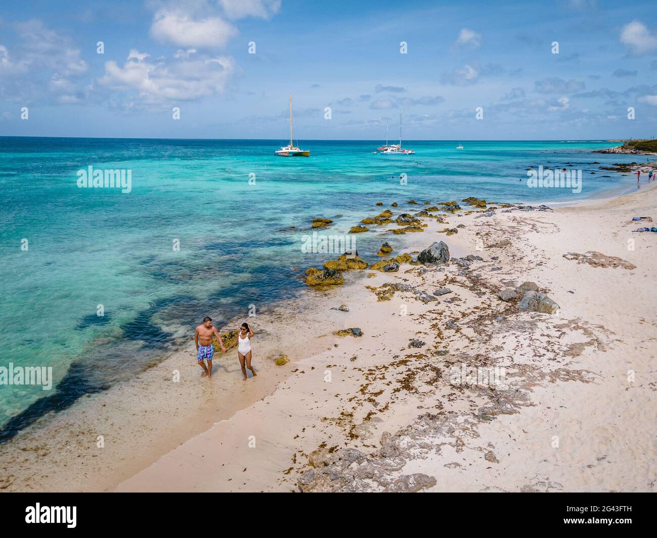 Boca Catalina Beach Aruba, Rcks und Cifs und blaues Meer Stockfoto