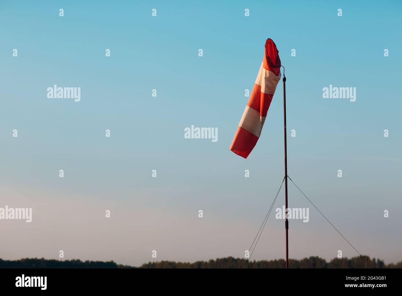 Flughafen Windsack oder Windkegel für die Anzeige lokale Windrichtung Stockfoto