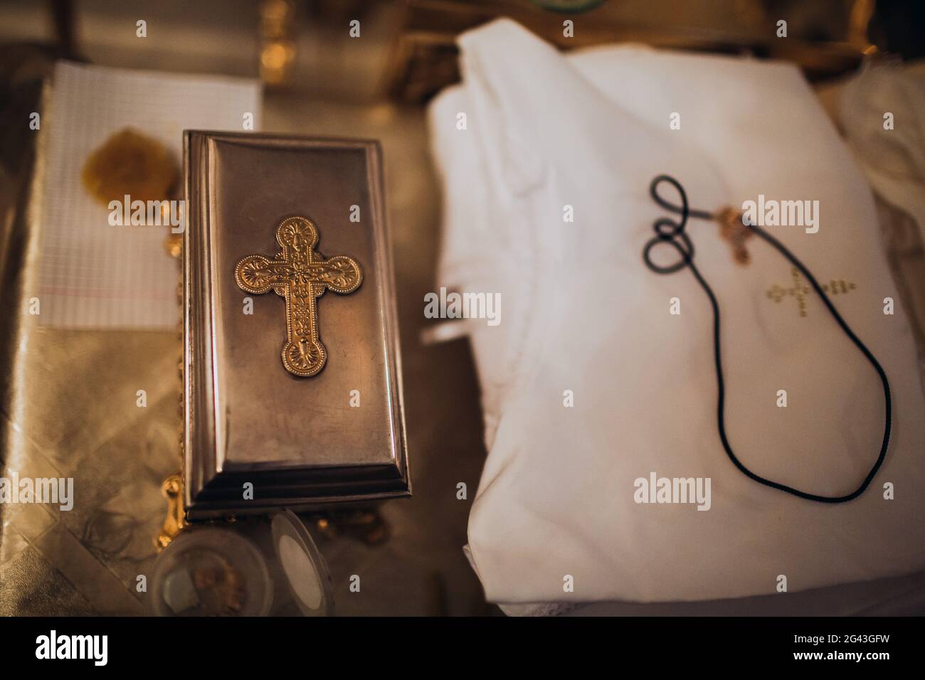 Orthodoxes christliches Kreuz und Utensilien in der Kirche. Epiphanie Zeremonie Ritus. Stockfoto