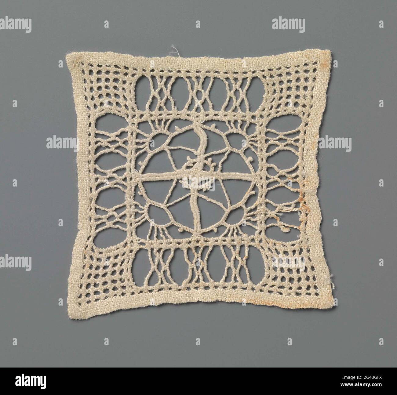 Kleid mit Randstickerei und auftauchenden Sonnen in Rautenform. Quadratisches Kleid aus naturfarbener Randstickerei, geschnitzte Arbeit. Muster mit einem Quadrat aus vier kleinen Quadraten. Jedes kleine Quadrat wird durch eine diagonale Linie mit einer „aufgehenden Sonne“ auf der Außenseite und einem Dreieck auf der Innenseite geteilt. Zusammen sorgt dies für eine Diamantform im großen Quadrat mit einem vierzackigen Stern in der Mitte. Zum großen Quadrat auf allen Seiten einen Rand mit Rechtecken, gefüllt mit Bündeln von Drähten oder mit einem dichten Gitter Arbeit mit offenen Diamanten. Eine fertige Kante in Leinenstrich auf allen Seiten. Stockfoto