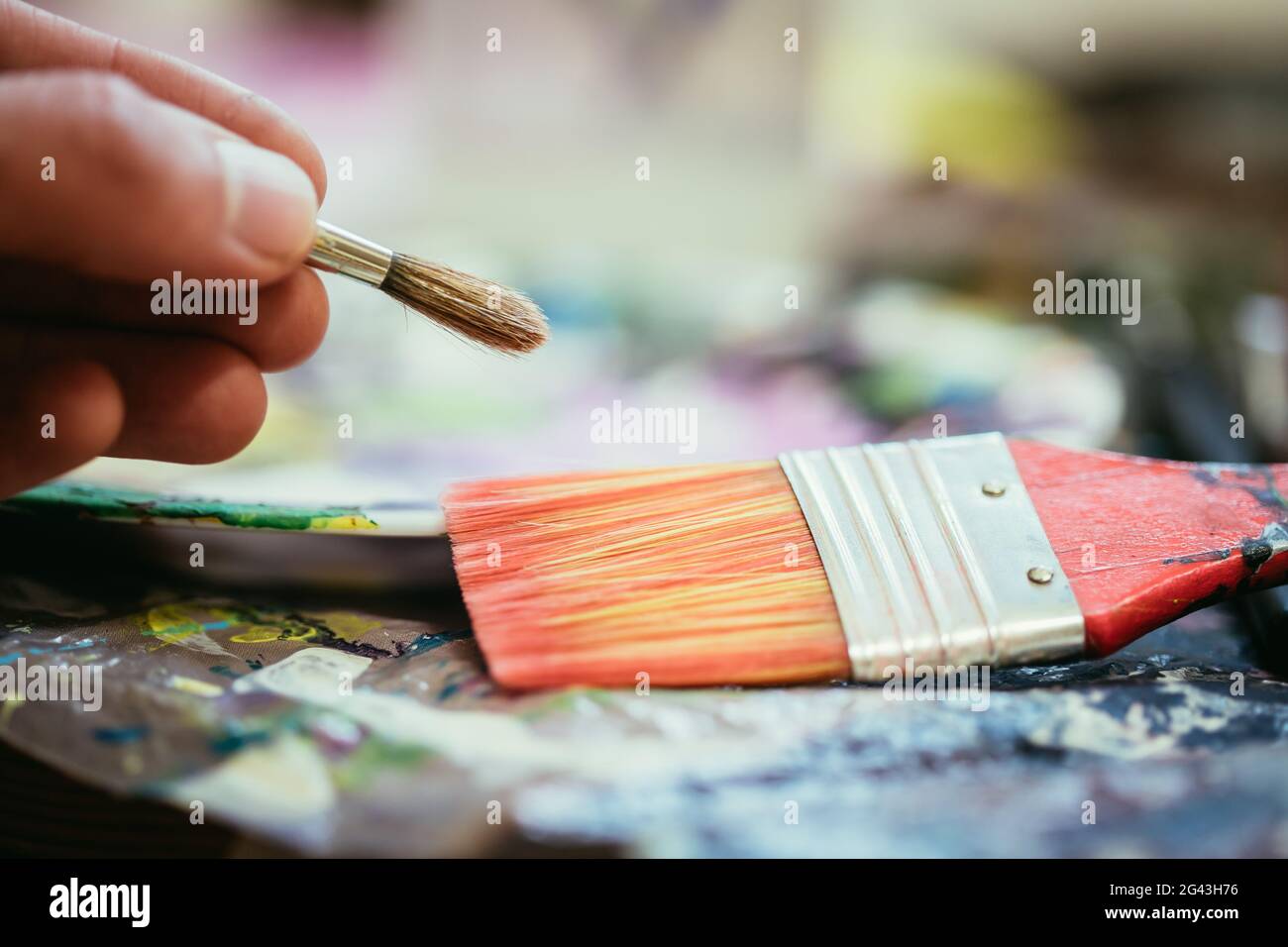 Malerei Kunstwerk: Pinsel auf Malgrund malen Stockfoto