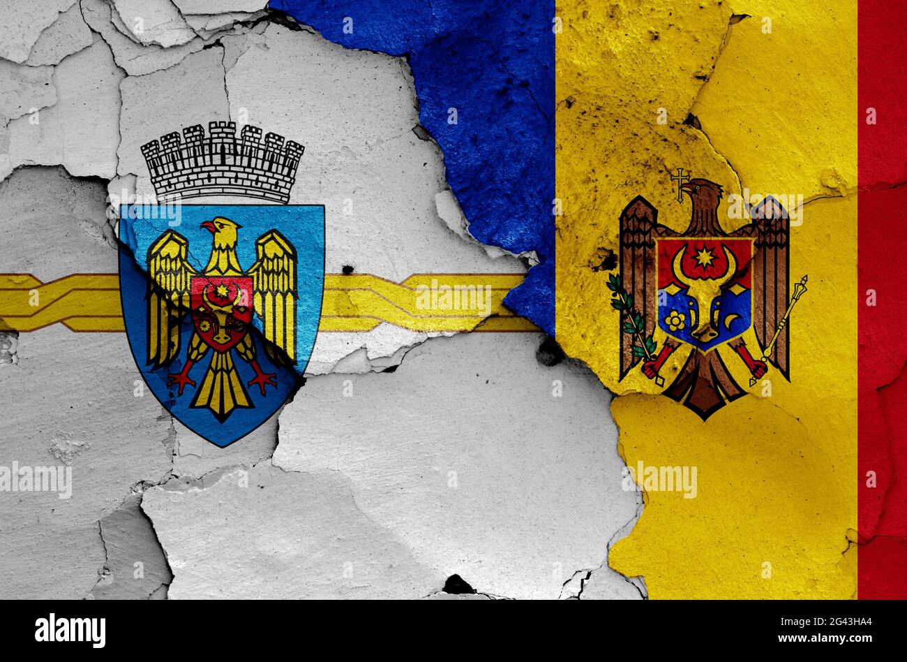 Flaggen von Chisinau und Moldawien auf rissige Wand gemalt Stockfoto