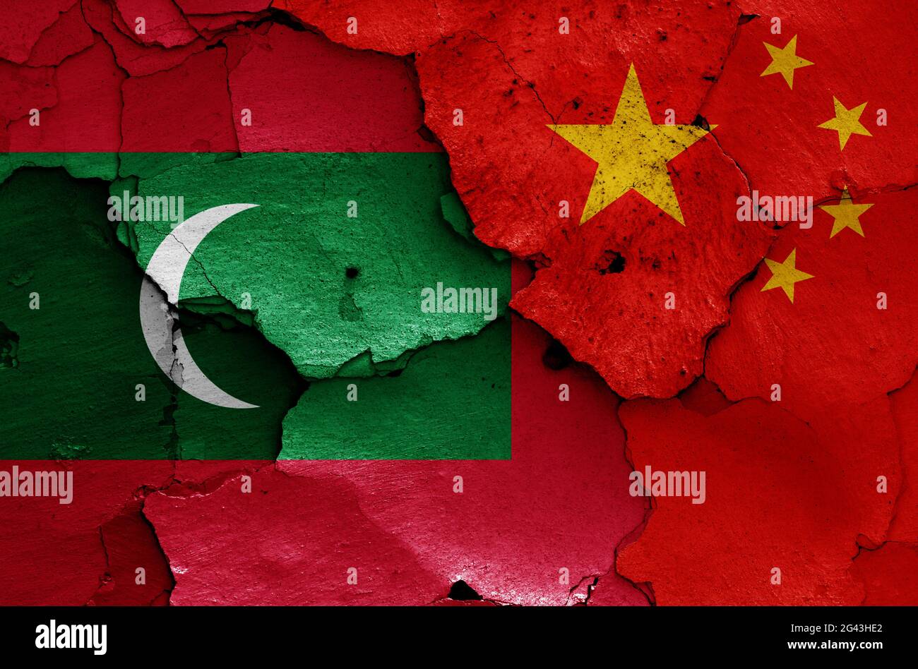 Flaggen der Malediven und Chinas auf rissige Wand gemalt Stockfoto