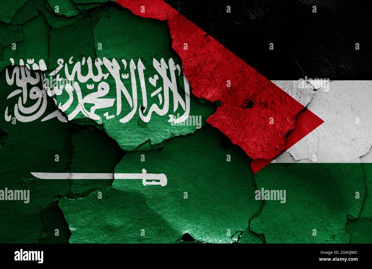 Flaggen von Saudi-Arabien und Palästina auf rissige Wand gemalt Stockfoto