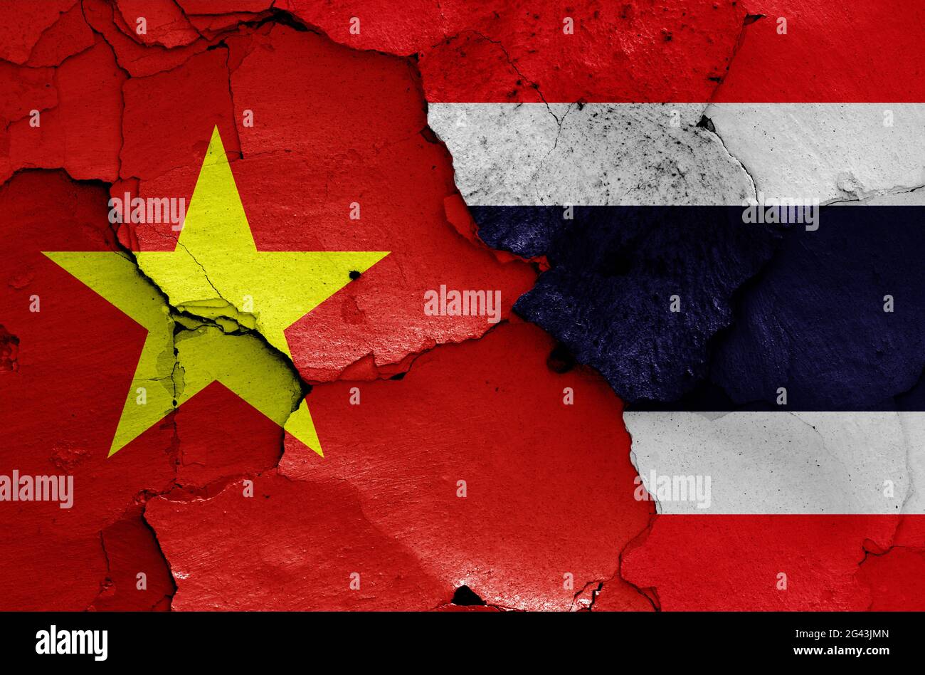 Flaggen von Vietnam und Thailand auf rissige Wand gemalt Stockfoto