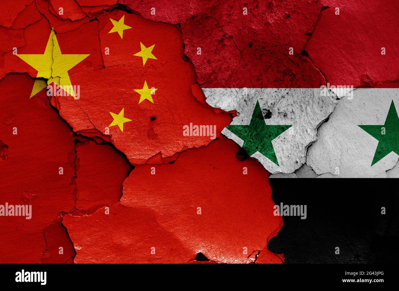 Flaggen von China und Syrien auf rissige Wand gemalt Stockfoto